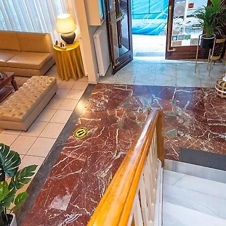 Argo Hotel *